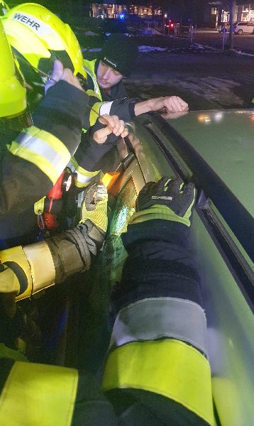 Personenrettung aus einem PKW sowie weiteren 3 Feuerwehreinsätzen in Villach (Bild 3)